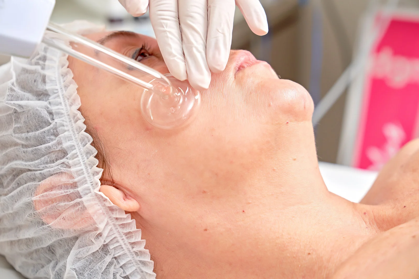 Procedimento facial realizado com cuidado